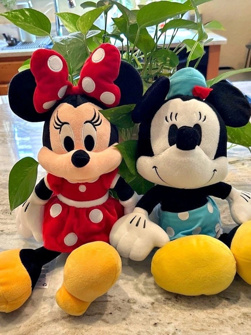 Disney Collection Minnie Mouse and Mikey friend plush set Red & Yellow